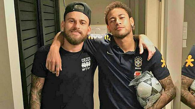 出显得捉襟 出显得捉襟